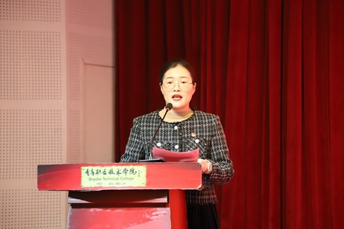 第七屆中國青年志愿服務(wù)項目公益創(chuàng)業(yè)賽銀獎“綠喇叭,護水源——變“廢”為寶,工業(yè)廢水再利用護水項目”代表丁明柳作典型經(jīng)驗分享交流