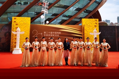 青島職業(yè)技術(shù)學(xué)院禮儀隊(duì)在頒獎(jiǎng)現(xiàn)場合影