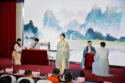 商學(xué)院學(xué)生表演經(jīng)典誦讀《赤壁賦》