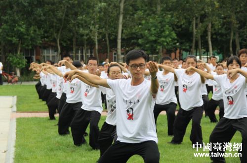 海峽兩岸大學(xué)生太極夏令營(yíng)在青島舉辦 海峽兩岸大學(xué)生太極夏令營(yíng)在青島舉辦