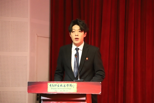 學(xué)生志愿者代表王守昊宣讀《學(xué)雷鋒志愿服務(wù)活動倡議書》