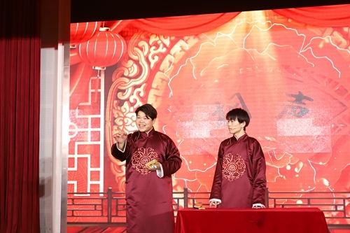 海爾學(xué)院學(xué)生表演相聲《滿(mǎn)腹經(jīng)綸》
