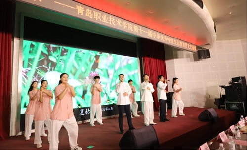 生物與化工學(xué)院學(xué)生表演歌舞串燒《本草四季·上春山》
