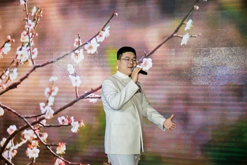 大學(xué)生藝術(shù)團(tuán)表演男生獨(dú)唱《光亮》
