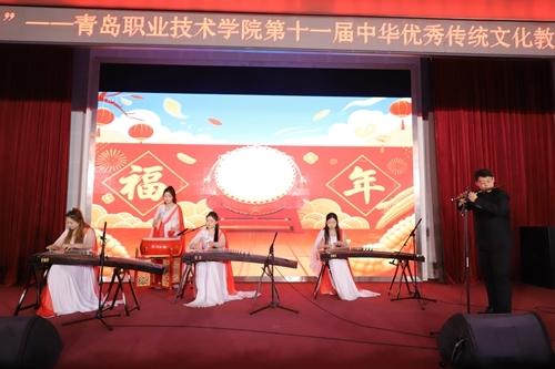 教育學(xué)院學(xué)生表演民樂(lè)合奏節(jié)目《豐收鑼鼓》