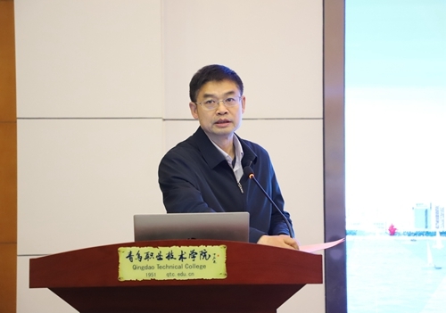 省教科院副院長(zhǎng)曾慶偉作主旨報(bào)告