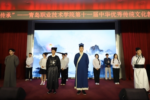 旅游學(xué)院學(xué)生表演情景劇《跟著詩(shī)詞去旅行》