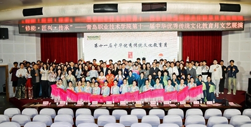 領(lǐng)導(dǎo)嘉賓與演職人員合影